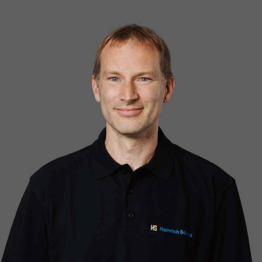 Hände bei der Leckageortung im Wasser Schaden durch professionelle Trocknungsexperten in Ortenau.